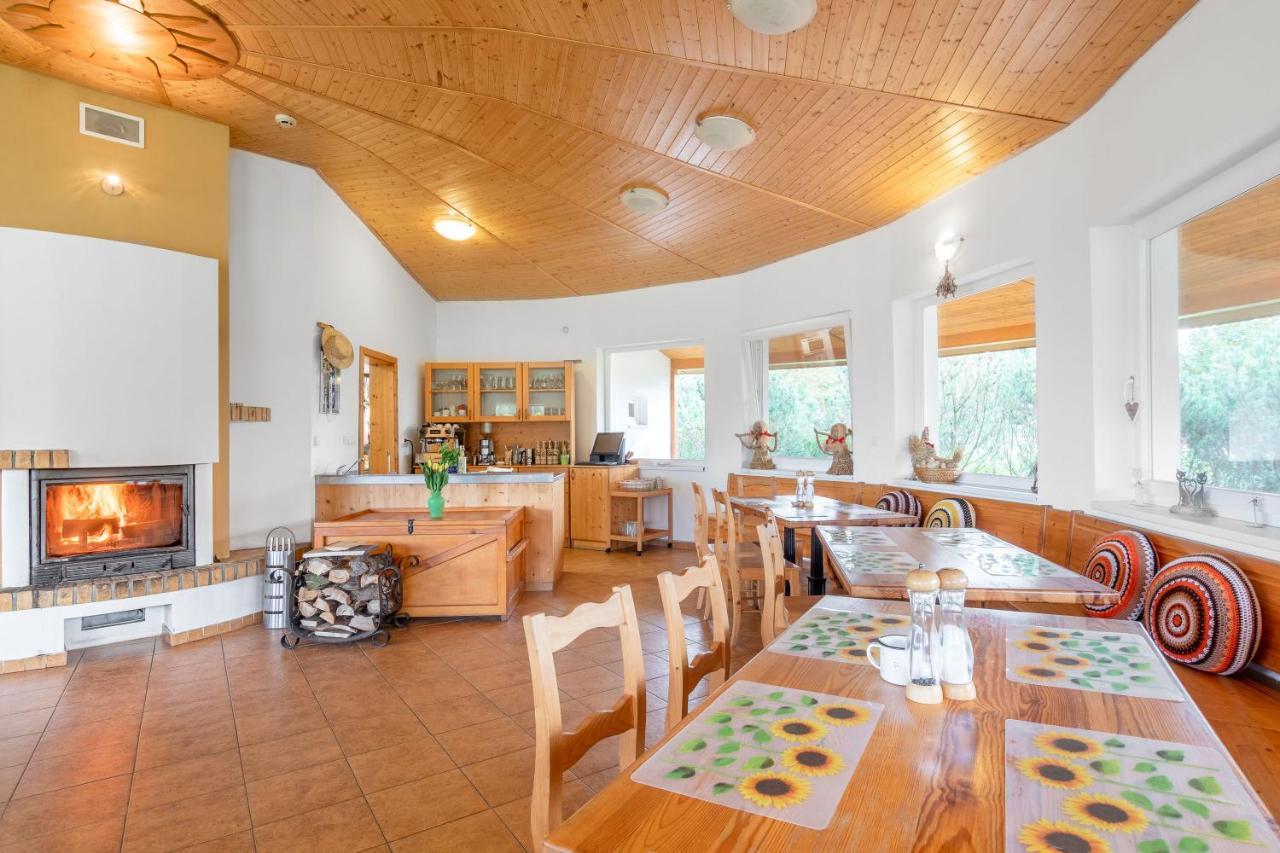 Farma Slunecny Dvur Apartmany A Family Stany Strecha Pod Strechou Hermanuv Mestec Exterior photo