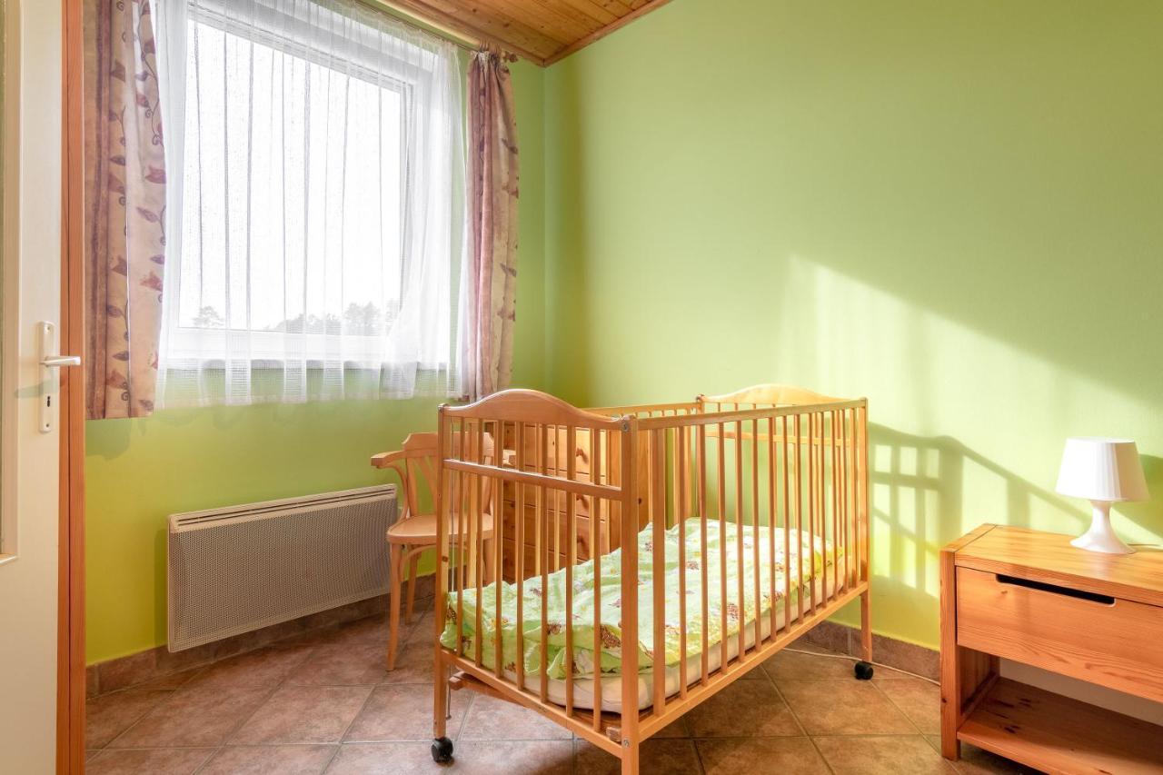 Farma Slunecny Dvur Apartmany A Family Stany Strecha Pod Strechou Hermanuv Mestec Exterior photo