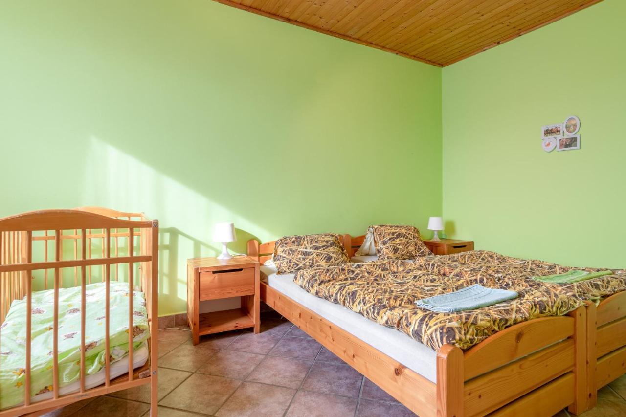 Farma Slunecny Dvur Apartmany A Family Stany Strecha Pod Strechou Hermanuv Mestec Exterior photo